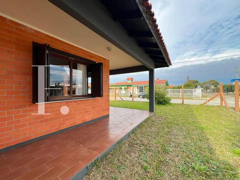 Casa com 150m², 3 dormitórios, 1 suíte, 1 vaga, no bairro Remanso em Xangri-Lá