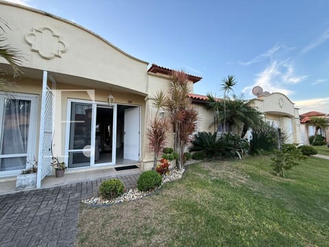 Casa Condomínio com 70m², 3 dormitórios, 1 suíte, 1 vaga, Casa Hermosa em Xangri-Lá