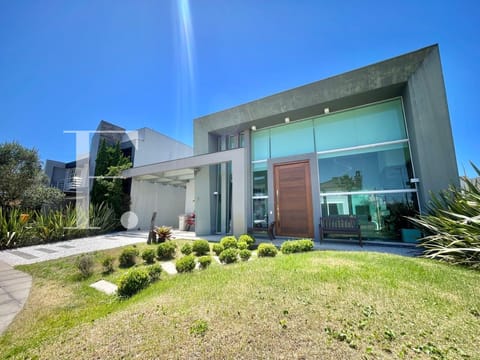 Casa Condomínio com 180m², 4 dormitórios, 4 suítes, 2 vagas, Condado de Capão em Capão da Canoa