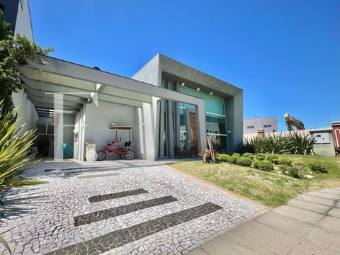 Casa Condomínio com 180m², 4 dormitórios, 4 suítes, 2 vagas, Condado de Capão em Capão da Canoa