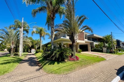 Sobrado com 288m², 4 dormitórios, 4 suítes, 2 vagas, Velas da Marina em Capão da Canoa