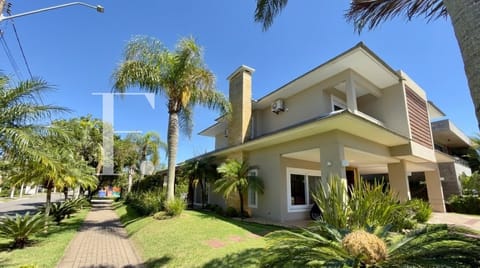 Sobrado com 288m², 4 dormitórios, 4 suítes, 2 vagas, Velas da Marina em Capão da Canoa