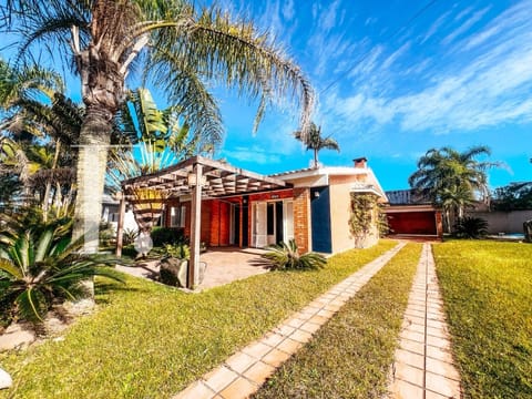 Casa com 140m², 3 dormitórios, 1 suíte, 4 vagas, no bairro Atlântida em Xangri-Lá