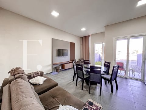Casa com 100m², 3 dormitórios, 1 suíte, 2 vagas, no bairro Centro em Xangri-Lá