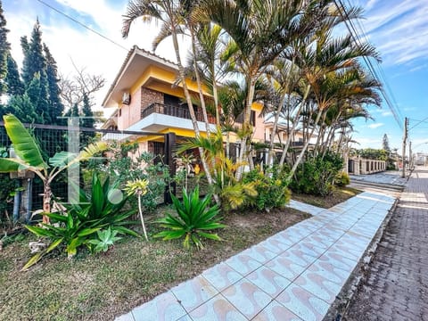 Casa com 480m², 4 dormitórios, 4 suítes, 2 vagas, no bairro Atlântida em Xangri-Lá