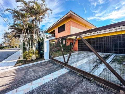 Casa com 480m², 4 dormitórios, 4 suítes, 2 vagas, no bairro Atlântida em Xangri-Lá