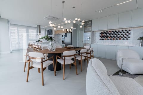 Apartamento com 220m², 4 dormitórios, 4 suítes, 2 vagas, Edifício Joacir Martinello em Capão da Canoa