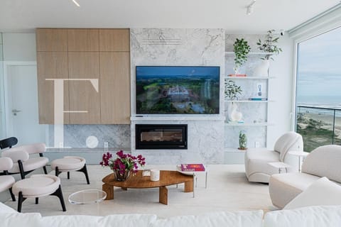 Apartamento com 220m², 4 dormitórios, 4 suítes, 2 vagas, Edifício Joacir Martinello em Capão da Canoa