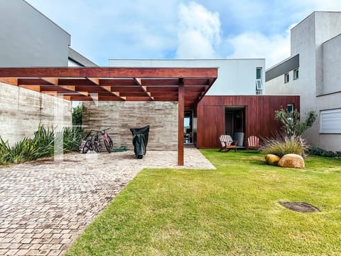 Sobrado com 218m², 4 dormitórios, 4 suítes, 2 vagas, Riviera em Xangri-Lá
