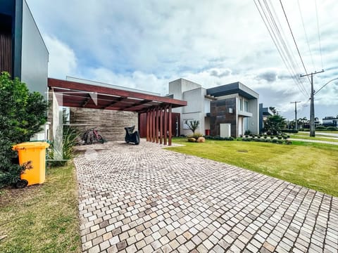 Sobrado com 218m², 4 dormitórios, 4 suítes, 2 vagas, Riviera em Xangri-Lá
