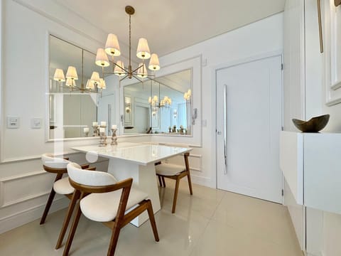 Apartamento com 55m², 2 dormitórios, 1 suíte, 1 vaga, Absoluto Palace em Capão da Canoa