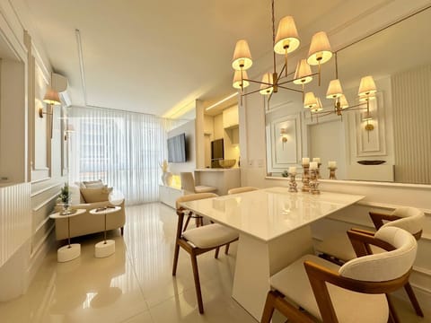 Apartamento com 55m², 2 dormitórios, 1 suíte, 1 vaga, Absoluto Palace em Capão da Canoa