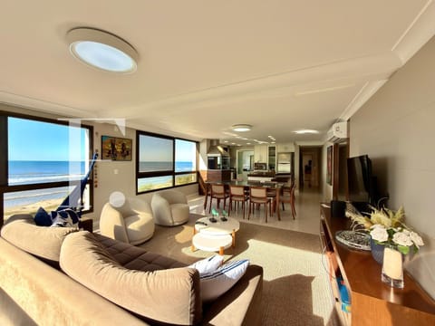 Apartamento com 248m², 4 dormitórios, 4 suítes, 3 vagas, Beach Palace em Capão da Canoa
