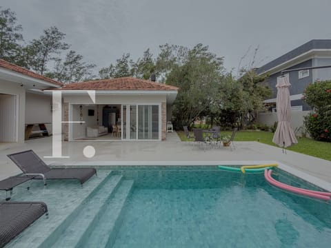 Casa com 250m², 4 dormitórios, 2 vagas, no bairro Atlântida em Xangri-Lá