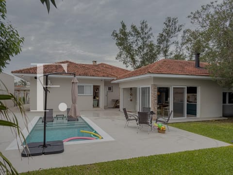 Casa com 250m², 4 dormitórios, 2 vagas, no bairro Atlântida em Xangri-Lá