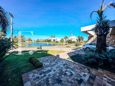 Casa Condomínio com 407m², 6 dormitórios, 6 suítes, 2 vagas, Villaggio em Xangri-Lá