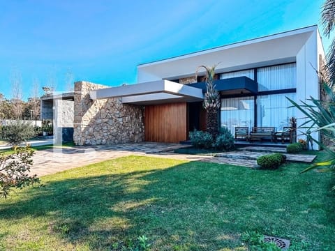 Casa Condomínio com 407m², 6 dormitórios, 6 suítes, 2 vagas, Villaggio em Xangri-Lá