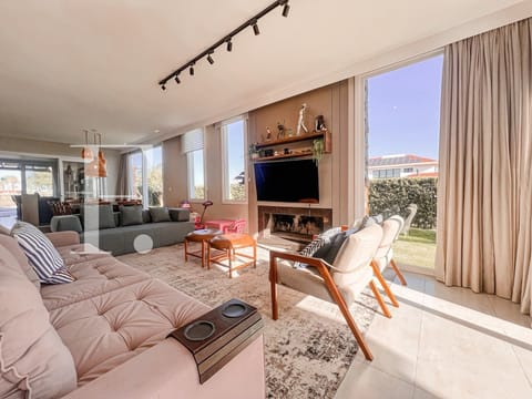 Casa Condomínio com 260m², 5 dormitórios, 5 suítes, 2 vagas, Green Village Golf Club em Xangri-Lá