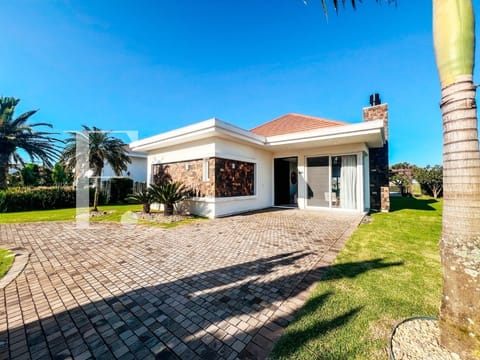 Casa Condomínio com 260m², 5 dormitórios, 5 suítes, 2 vagas, Green Village Golf Club em Xangri-Lá