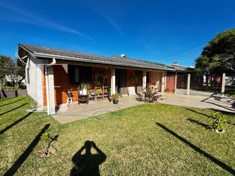 Casa com 130m², 2 dormitórios, 1 vaga, no bairro Remanso em Xangri-Lá