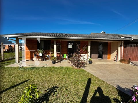 Casa com 130m², 2 dormitórios, 1 vaga, no bairro Remanso em Xangri-Lá