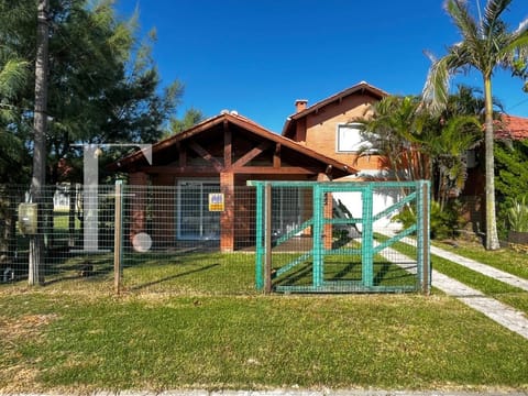 Casa com 210m², 4 dormitórios, 2 suítes, 2 vagas, no bairro Rainha do Mar em Xangri-Lá