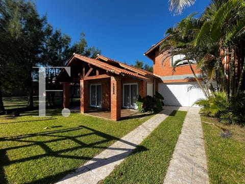 Casa com 210m², 4 dormitórios, 2 suítes, 2 vagas, no bairro Rainha do Mar em Xangri-Lá