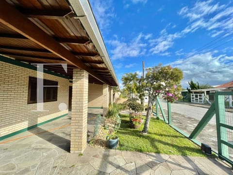 Casa com 170m², 5 dormitórios, 2 suítes, 3 vagas, no bairro Rainha do Mar em Xangri-Lá