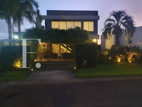 Casa Condomínio com 192m², 4 dormitórios, 3 suítes, 2 vagas, Las Palmas em Xangri-Lá