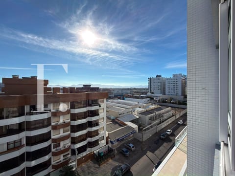 Apartamento com 90m², 3 dormitórios, 1 suíte, 2 vagas, Edifício Premium em Capão da Canoa