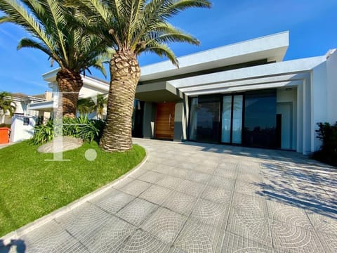 Casa Condomínio com 220m², 4 dormitórios, 4 suítes, 2 vagas, Velas da Marina em Capão da Canoa