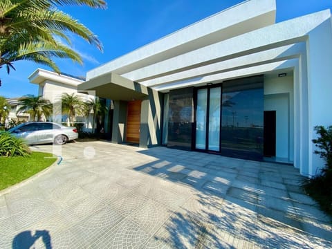 Casa Condomínio com 220m², 4 dormitórios, 4 suítes, 2 vagas, Velas da Marina em Capão da Canoa