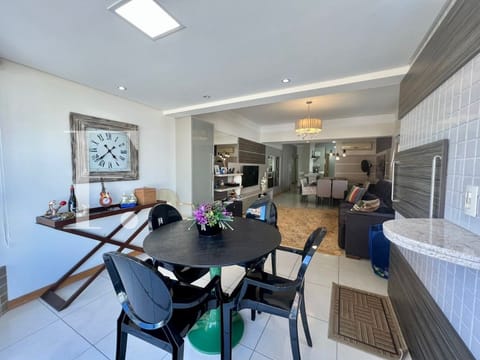Apartamento com 135m², 3 dormitórios, 1 suíte, 2 vagas, Ilha de Man em Capão da Canoa