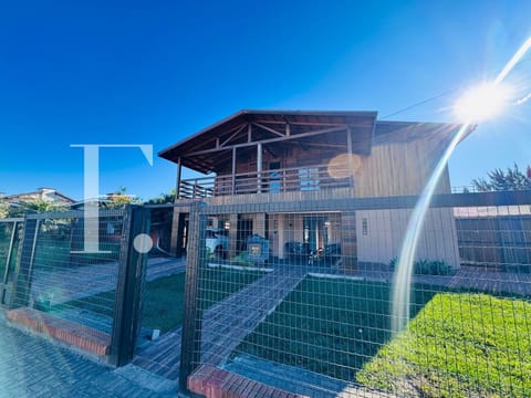 Casa com 250m², 5 dormitórios, 2 suítes, 2 vagas, no bairro Atlântida em Xangri-Lá
