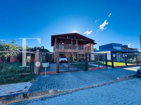 Casa com 250m², 5 dormitórios, 2 suítes, 2 vagas, no bairro Atlântida em Xangri-Lá