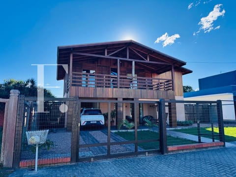 Casa com 250m², 5 dormitórios, 2 suítes, 2 vagas, no bairro Atlântida em Xangri-Lá