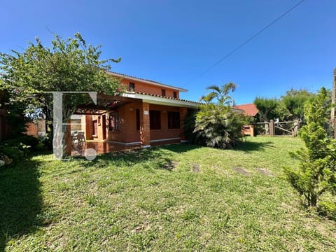 Casa com 227m², 4 dormitórios, 2 suítes, 2 vagas, no bairro Atlântida em Xangri-Lá