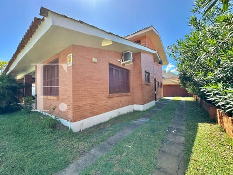 Casa com 227m², 4 dormitórios, 2 suítes, 2 vagas, no bairro Atlântida em Xangri-Lá