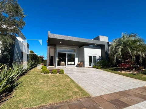 Casa Condomínio com 180m², 4 dormitórios, 4 suítes, 2 vagas, Quintas do Lago em Xangri-Lá