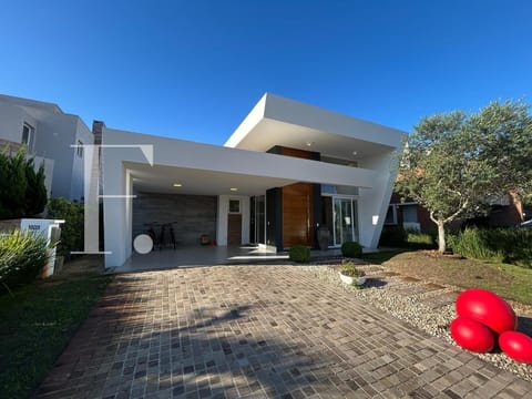 Casa Condomínio com 214m², 4 dormitórios, 4 suítes, 2 vagas, Malibu em Xangri-Lá