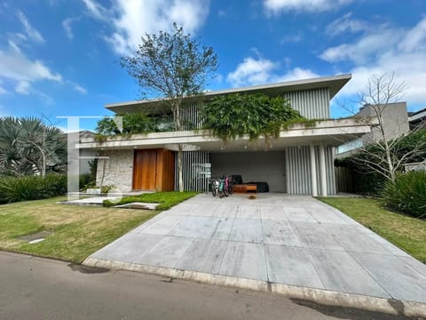 Sobrado com 342m², 5 dormitórios, 5 suítes, 2 vagas, Villaggio em Xangri-Lá