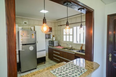 Casa com 128m², 3 dormitórios, 1 suíte, 2 vagas, no bairro Remanso em Xangri-Lá
