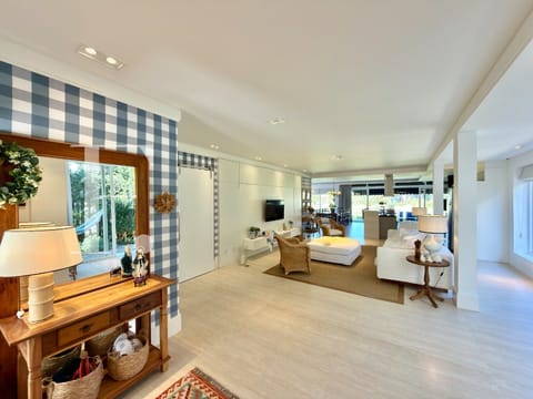Casa Condomínio com 260m², 3 dormitórios, 3 suítes, 2 vagas, Ventura Club em Xangri-Lá