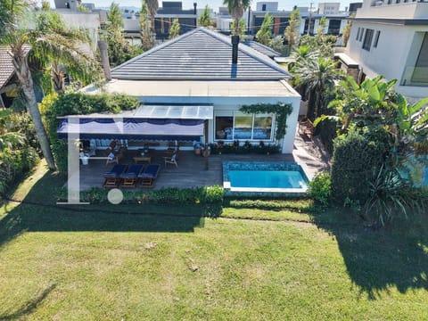 Casa Condomínio com 260m², 3 dormitórios, 3 suítes, 2 vagas, Ventura Club em Xangri-Lá