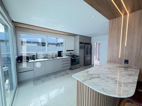 Sobrado com 305m², 4 dormitórios, 4 suítes, 4 vagas, Quintas do Lago em Xangri-Lá