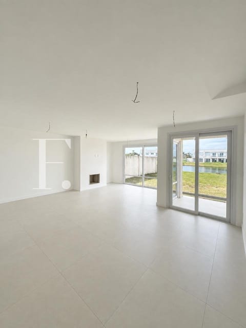 Sobrado com 151m², 4 dormitórios, 2 suítes, 2 vagas, Pateo Marbella em Xangri-Lá