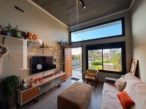 Casa com 84m², 2 dormitórios, 1 suíte, 2 vagas, no bairro Noiva do Mar em Xangri-Lá
