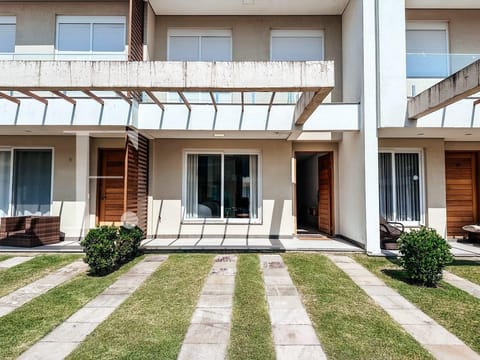 Sobrado com 145m², 3 dormitórios, 1 suíte, 2 vagas, Murano em Capão da Canoa