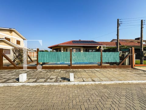 Casa com 160m², 3 dormitórios, 1 suíte, 2 vagas, no bairro Rainha do Mar em Xangri-Lá