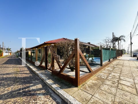 Casa com 160m², 3 dormitórios, 1 suíte, 2 vagas, no bairro Rainha do Mar em Xangri-Lá